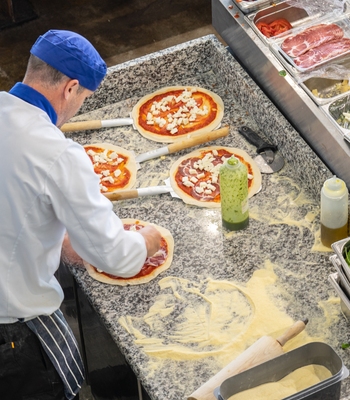 Attrezzatura per pizzeria: cosa non deve mancare nella tua attività