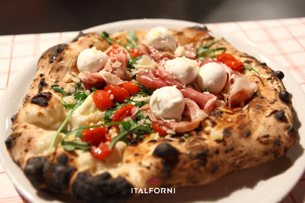 Perché scegliere i forni elettrici professionali: come riconoscere la vera pizza napoletana