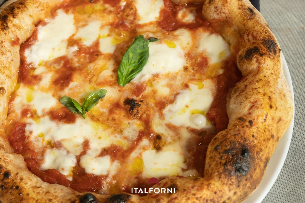 Forno per pizza napoletana: come deve essere quella vera